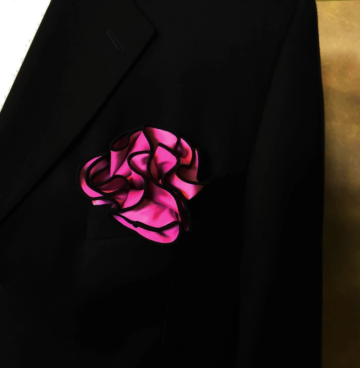 Antonio Ricci 2-in-1 Pouf Round Pocket Square - Black On Fuchsia Pink 6 Antonio Ricci 2-in-1 Pouf Round Pocket Square - Black On Fuchsia Pink - Image 4