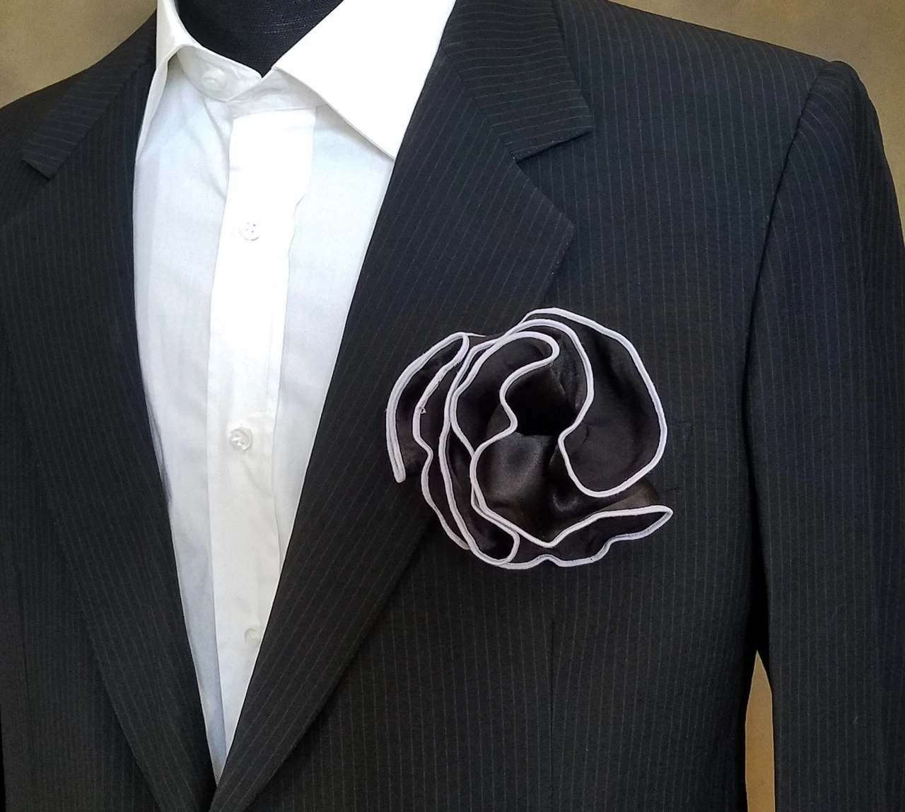 Antonio Ricci 2-in-1 Pouf Round Pocket Square - Silver On Black 5 Antonio Ricci 2-in-1 Pouf Round Pocket Square - Silver On Black - Image 3