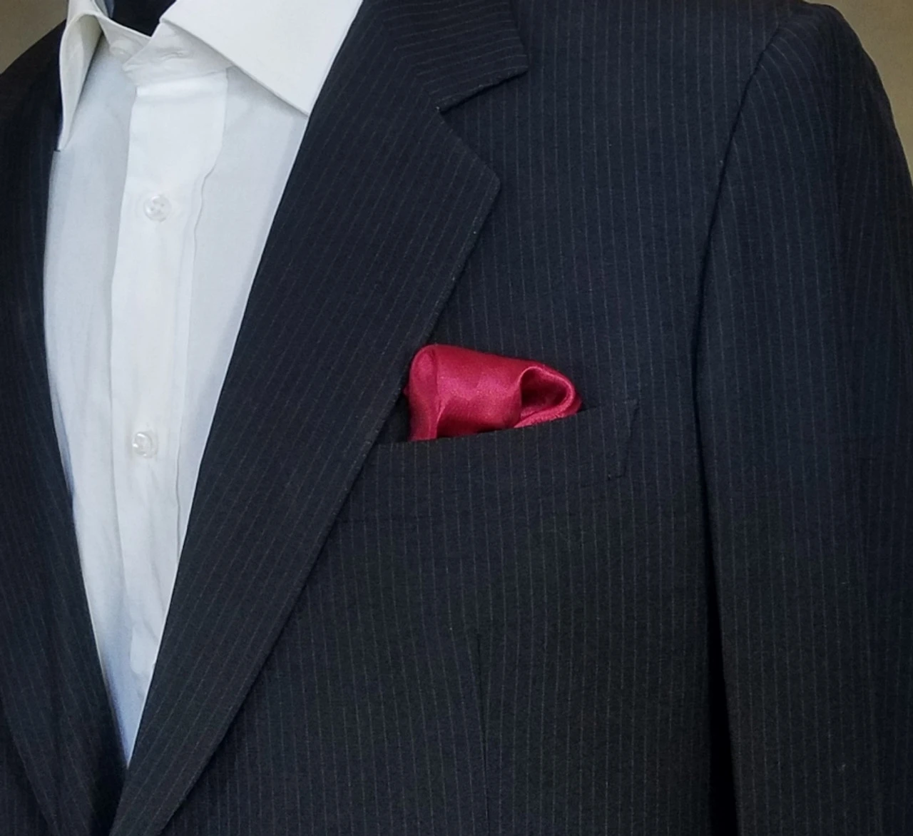 Antonio Ricci 2-in-1 Pouf Round Pocket Square - Gold On Burgundy 5 Antonio Ricci 2-in-1 Pouf Round Pocket Square - Gold On Burgundy - Image 3