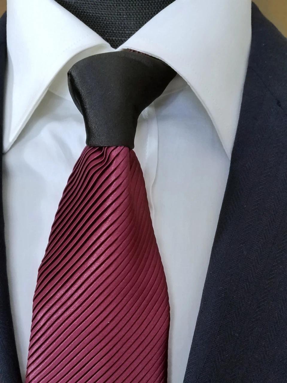 Antonio Ricci Contrasting Pleated Tie With Pocket Square - Wine 6 Antonio Ricci Contrasting Pleated Tie With Pocket Square - Wine - Image 4