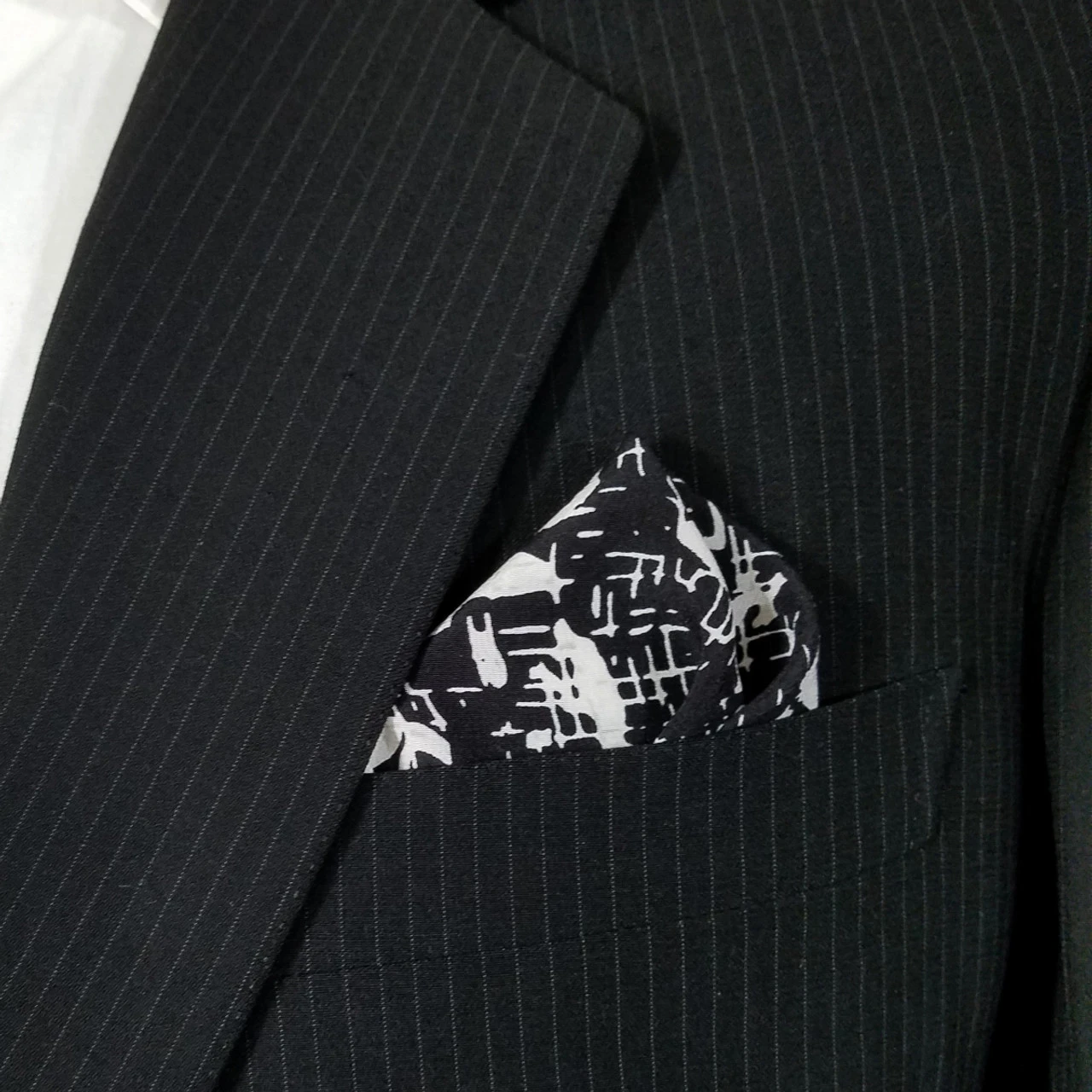 100% Silk Pre-Folded Point Design Pocket Square Insert - Black & White Floral 3 100% Silk Pre-Folded Point Design Pocket Square Insert - Black & White Floral