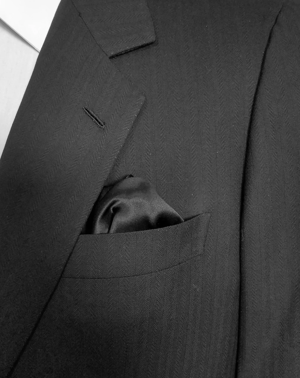 Antonio Ricci 2-in-1 Pouf Round Pocket Square - Silver On Black 4 Antonio Ricci 2-in-1 Pouf Round Pocket Square - Silver On Black - Image 2